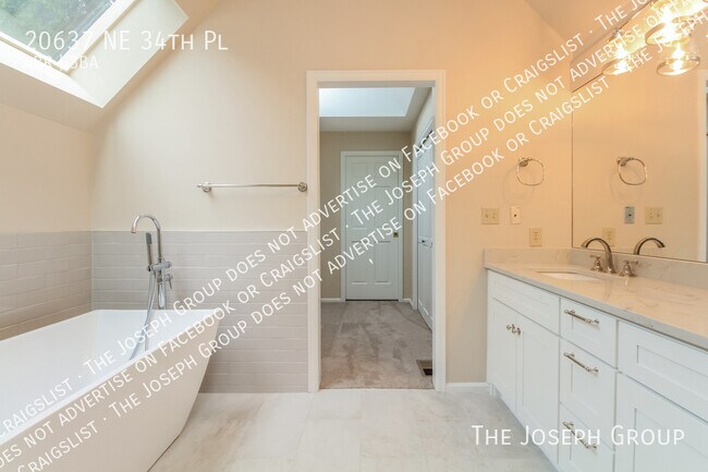 Building Photo - 20637 NE 34th Pl
