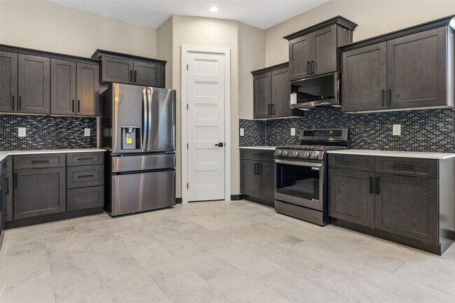 Building Photo - 208 Silverleaf Rd