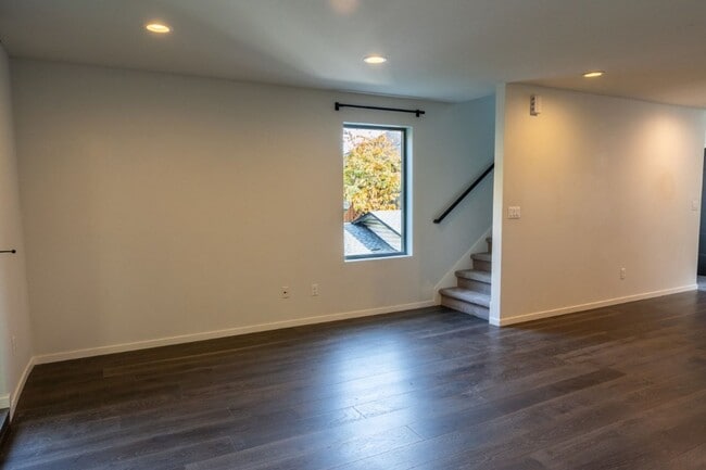 Building Photo - 3Bd/3.5Ba Seattle Townhouse
