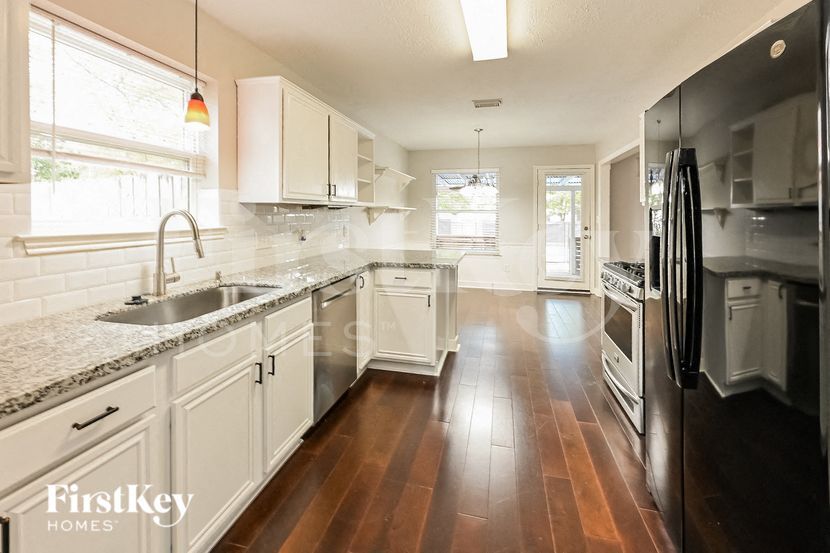 Building Photo - 6722 Woodland Oaks