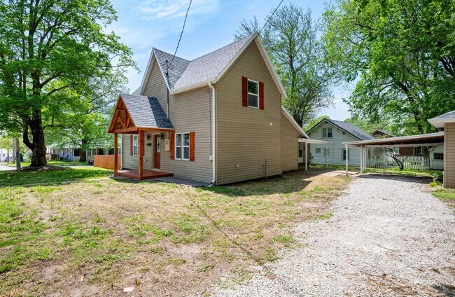 Building Photo - FIRST MONTHS RENT IS FREE! Beautiful remodeled home in Bolivar located near the square! 3 bedroom...