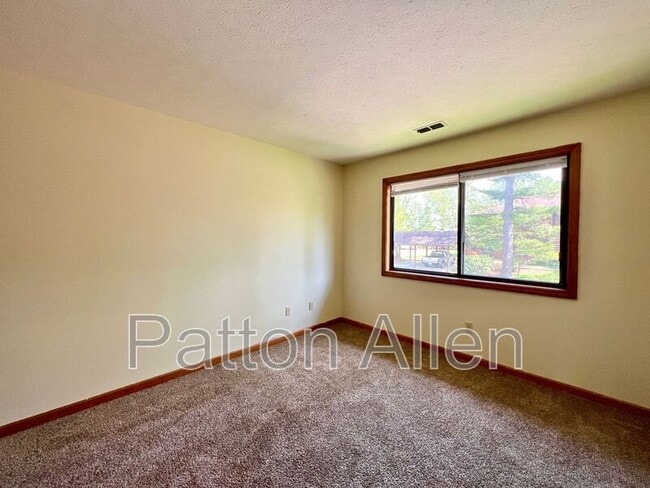 Building Photo - 530 Courtwood Ln