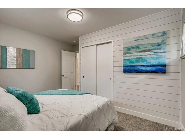 Building Photo - 8521 Crescent Dr