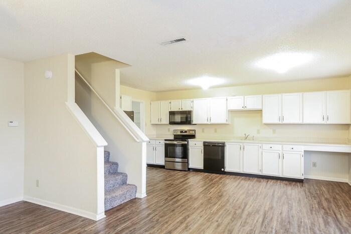 Building Photo - 10740 Glenayr Dr