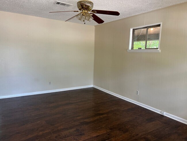 Building Photo - Zillow