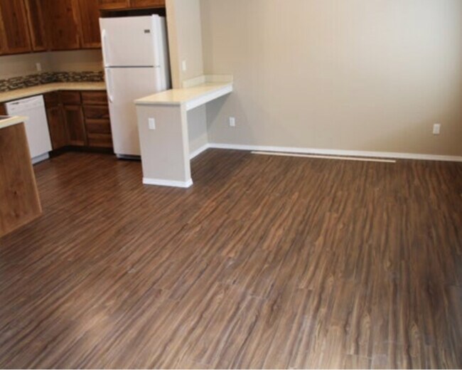 Building Photo - 885 NW 2nd St.