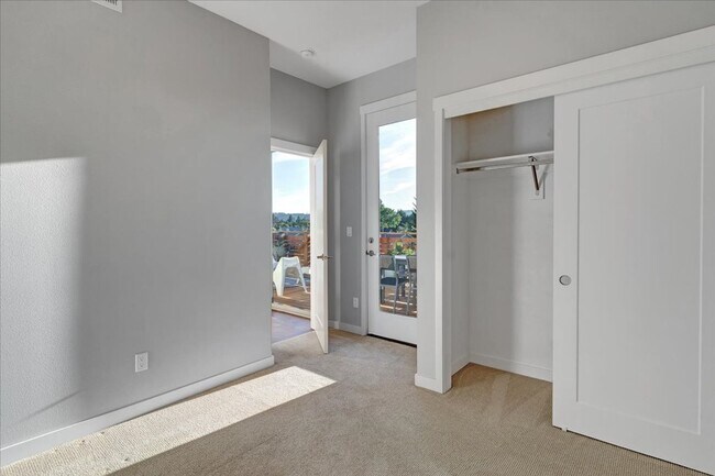 Building Photo - $500 off first month! Spacious, light-fill...