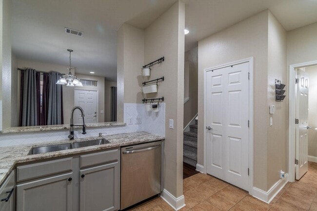 Building Photo - 2731 Olympic Park Dr