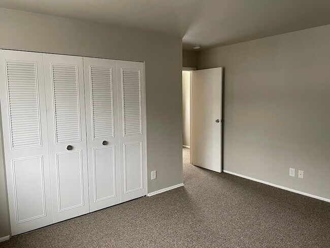 Building Photo - Large 1 bedroom condo Kenbrooke Court!