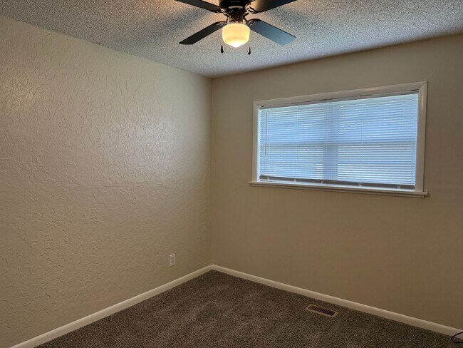 Building Photo - Welcome to this charming 3 bedroom, 2 bath...