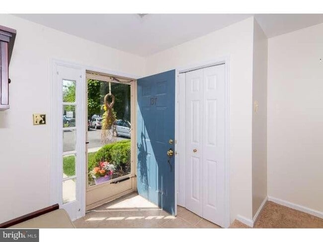 Building Photo - 137 Discovery Ct