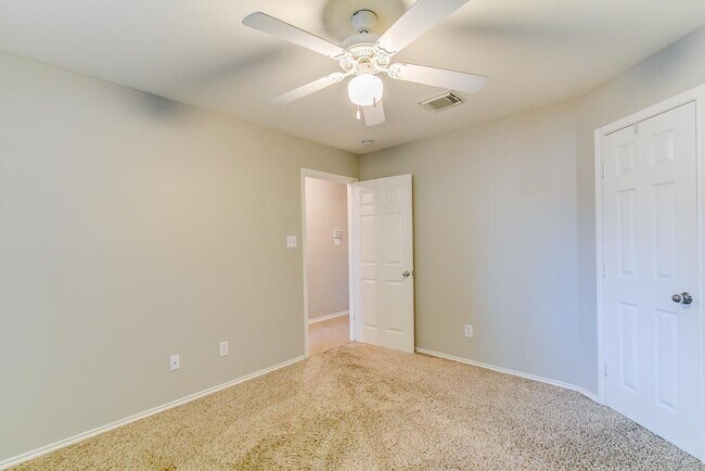 Building Photo - 914 W Heights Hollow Ln