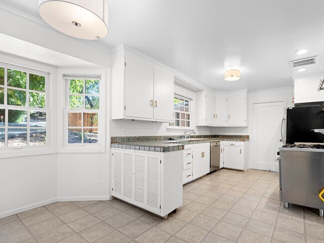 Building Photo - Spacious Single Family Home