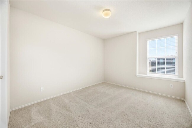 Building Photo - Light-Filled Home in Amenity-Rich Community with Pool & Park!