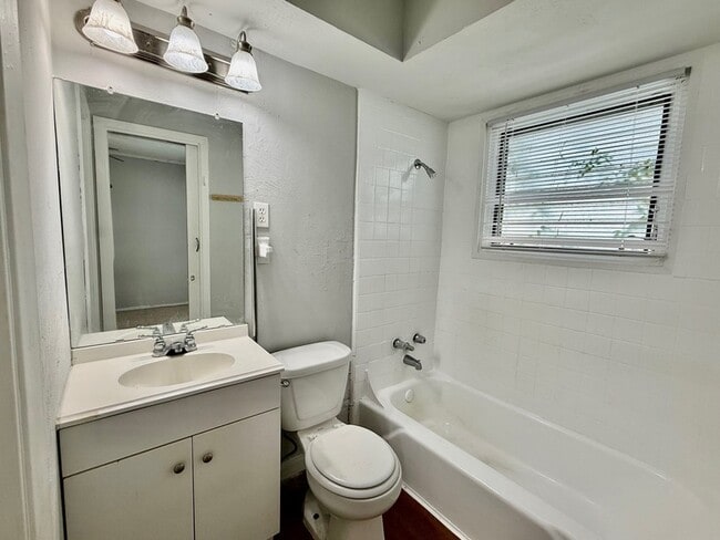 Building Photo - 1000 Heights Blvd