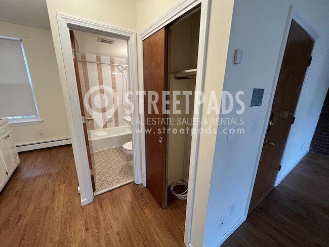 Building Photo - bedroom in Boston MA 02130