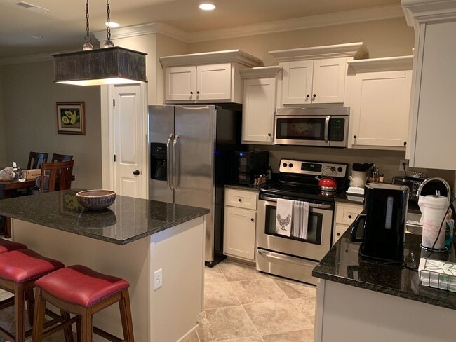 Building Photo - FULLY FURNISHED 3 bed 3.5 bath condo near pool in desirable Creekside neighborhood!