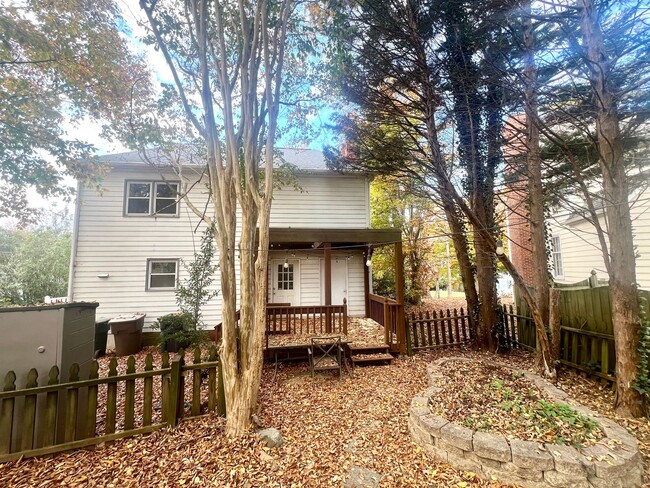 Building Photo - 3Br 2Ba Home with Fenced Backyard