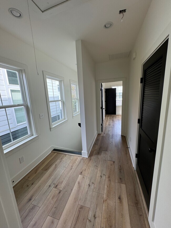 Building Photo - 509 Rosedale Ave