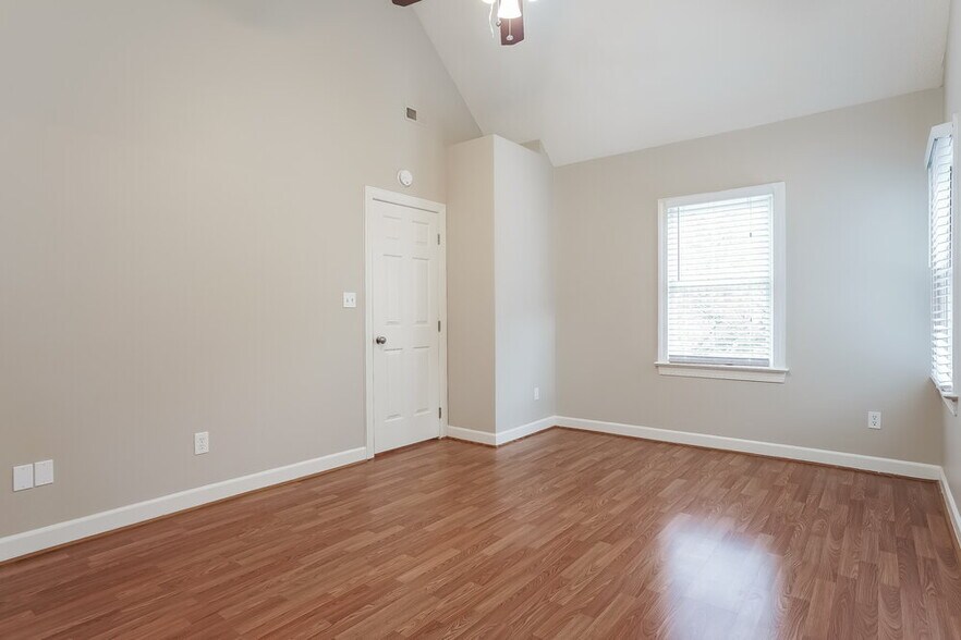 Building Photo - 212 Sleepy Creek Dr