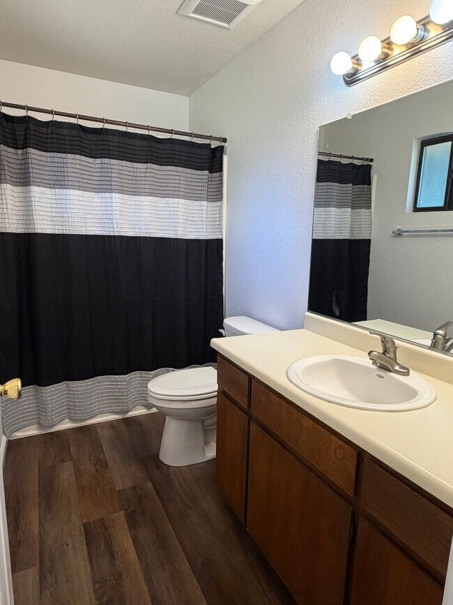 Building Photo - 3 bedroom Townhouse in East Redding