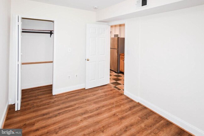 Building Photo - 1729 Gales Pl NE
