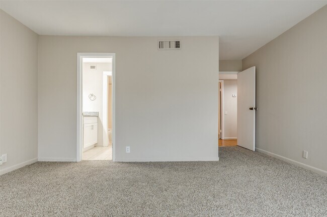 Building Photo - 1643 S Kirkwood Rd