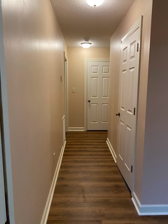 Building Photo - Room in Apartment on Knollwood Dr