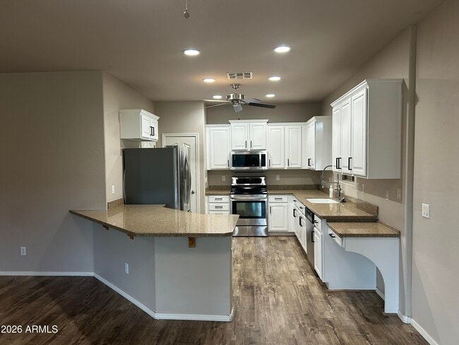 Building Photo - 2111 E Yellowstone Pl