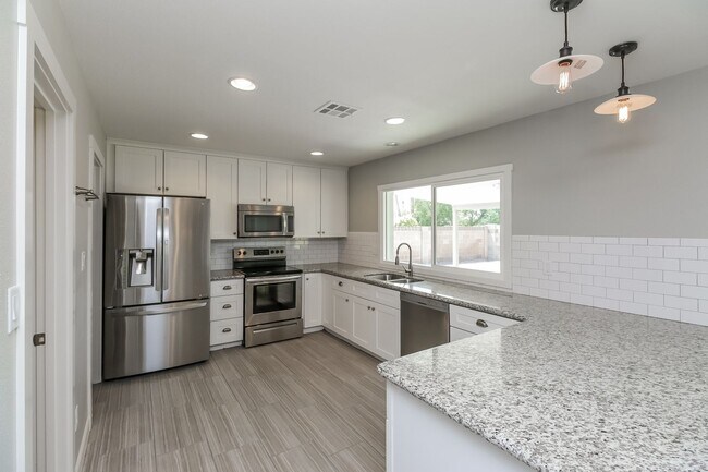 Building Photo - 1892 E Ellis Dr