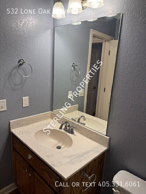 Building Photo - 532 Lone Oak Dr