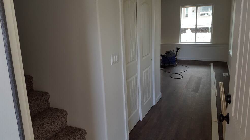 Entryway with large closet for coats, shoes, etc. - 1121 Sundial Ln
