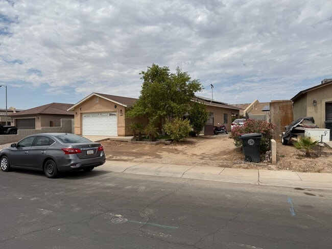 Building Photo - Casa en San Luis AZ with included utilitie...