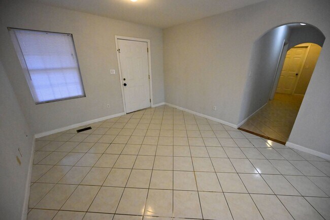 Building Photo - Stunning 3BR / 3BA Home on 2.48 Acres – Hillsborough, NC