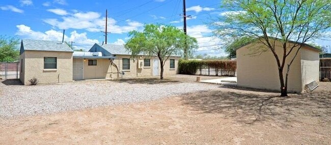 Building Photo - Cntrally Located 4 bedroom home