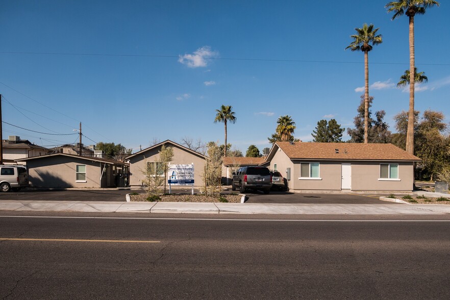 Oak Place Apartments - 2308 N 28th Pl