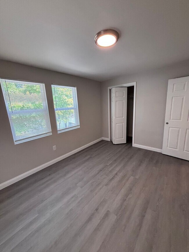 Building Photo - Newly Renovated 2 Bed 1.5 Bath