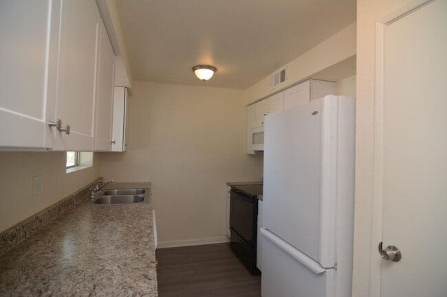 Building Photo - Remodeled 3 Bedroom 1 Bath Five-plex! Close to Downtown and the UofA!