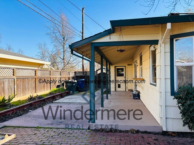 Building Photo - Charming 2 bedroom with HUGE yard in beaut...