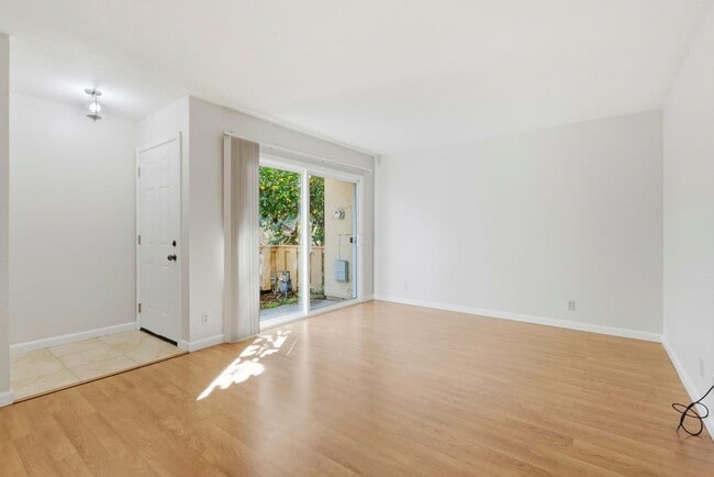 Building Photo - Sunset Park Townhouse Available for Rent!