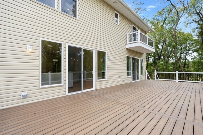 Building Photo - 5116 Shore Dr