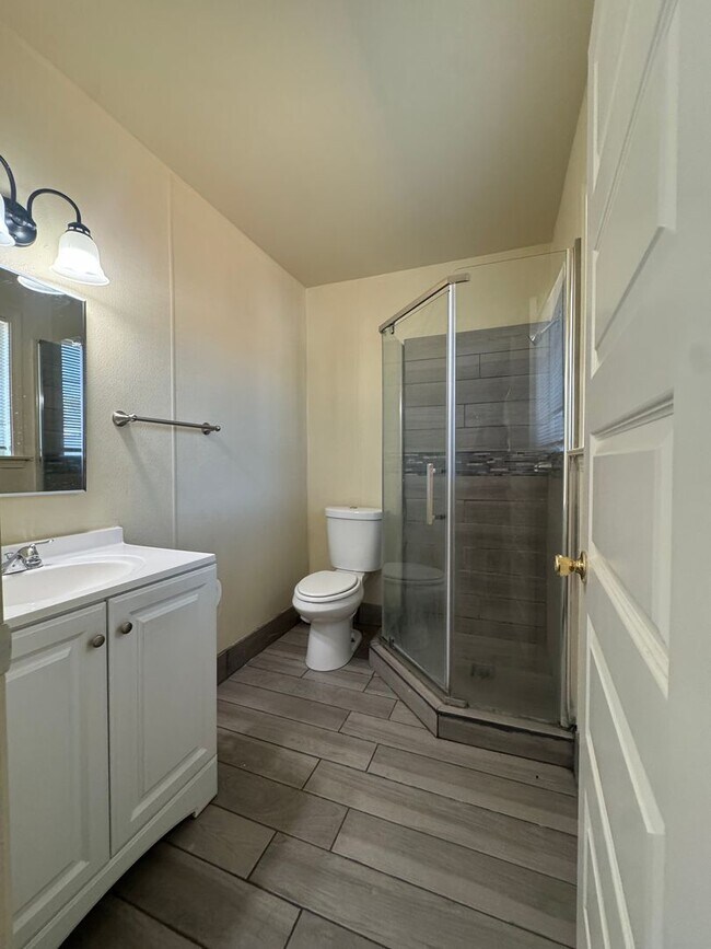 Building Photo - Beautiful single-story home with 4 bedroom...