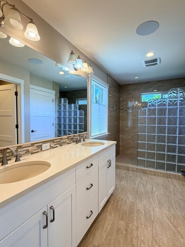Building Photo - Luxury, golf course living with VIEWS! 3+ bed, 3 bath, three car garage and so much more!