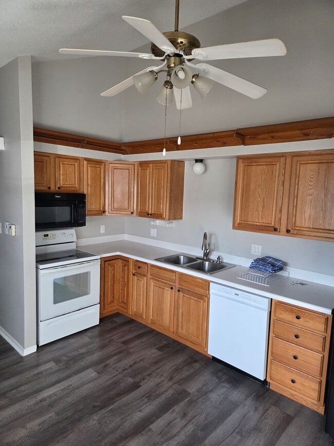 Building Photo - 3 Bedroom 1 3/4 Bathroom In Norwalk