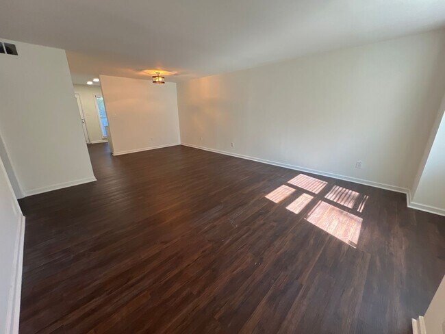 Building Photo - 2 Bedroom Community on the Corner of Baxte...