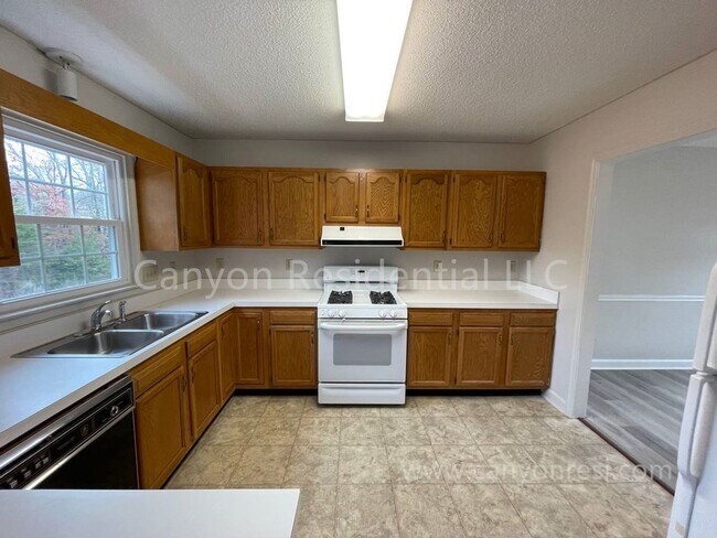 Building Photo - Beautiful 3b Room!Move in ready!