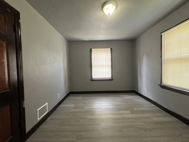 Building Photo - 10005 Sheldon Dr
