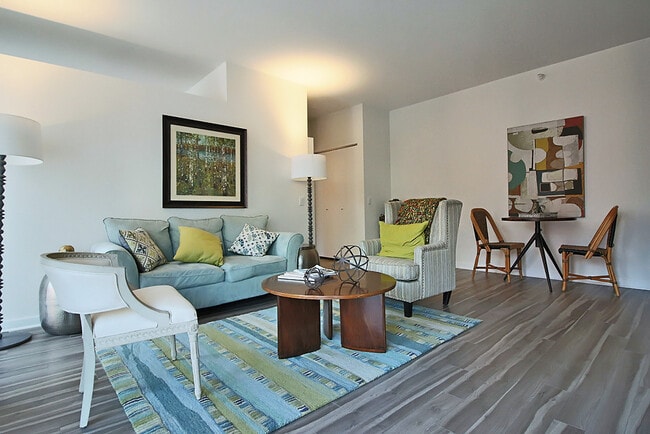 Building Photo - 789 N La Salle Dr