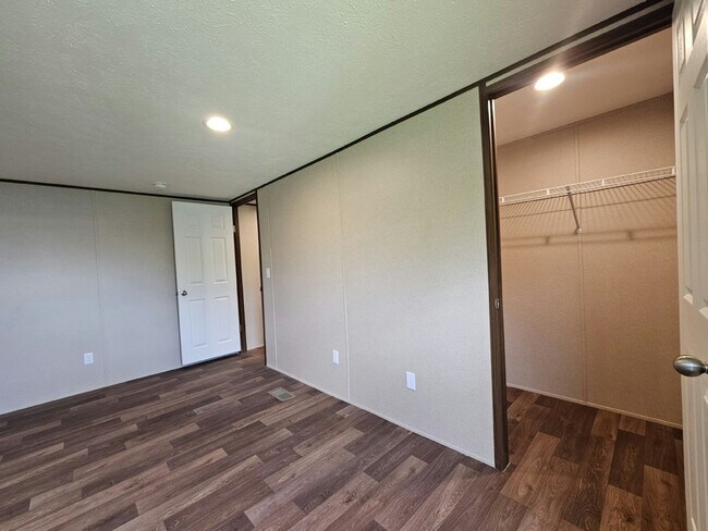 Building Photo - 1089 Myakka Dr