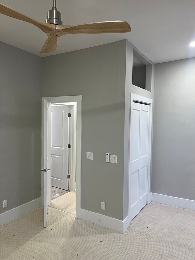Building Photo - Beautifully Renovated 1 Bed 1 Bath